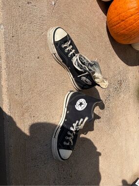 Converse Chuck Taylor’s men’s size 10.5. Great classic sneaker.